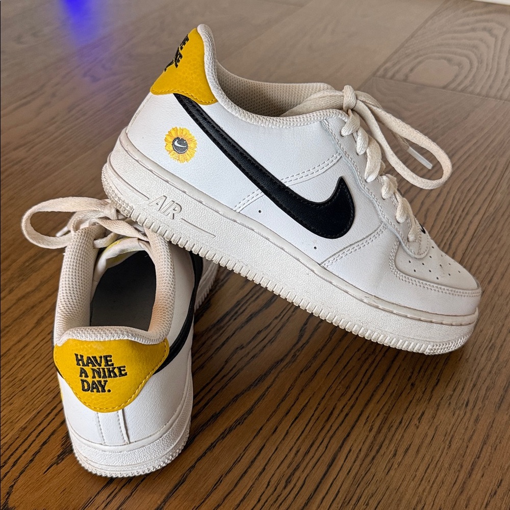 Nike Kids Air Force 1LV8 size 5Y - Picture 4 of 8